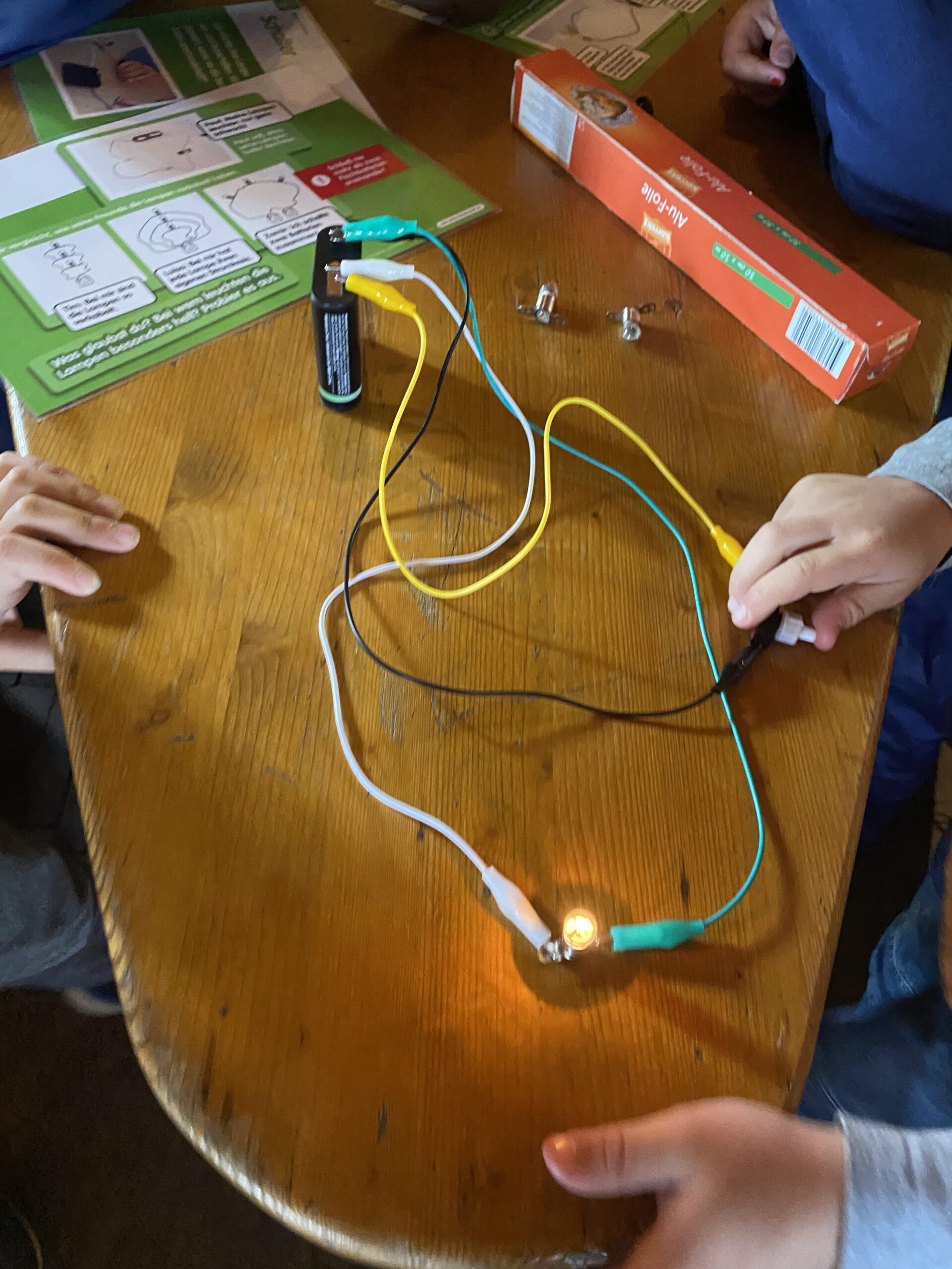 Wir greifen die Interesse der Kinder, wie in dem Beispiel das Thema Strom auf